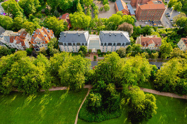 Luftaufnahme des Gebäudes des Hotel am Schlosspark in Gotha